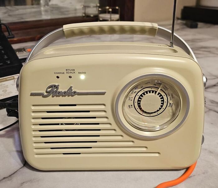Retro-style radio on a marble table, symbolizing digital detox by embracing analog technology.
