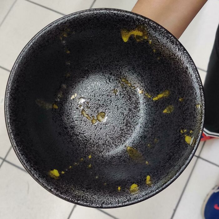 Black bowl with yellow stains, a design fail moment illustrating “You Had One Job” theme.