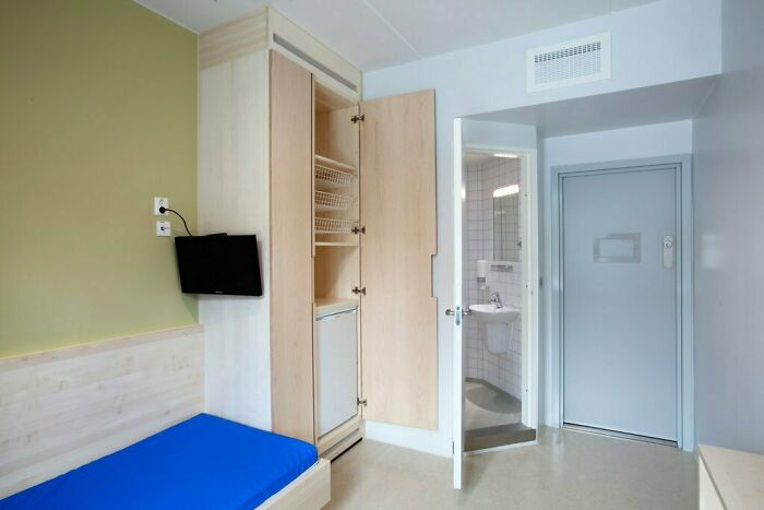 Habitación compacta con baño integrado, diseño ingenioso para la vida cotidiana en diversos países.