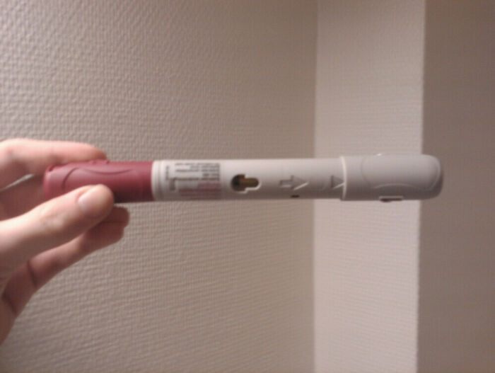 Un bolígrafo sostenido por una mano, destacando un invento cotidiano innovador.