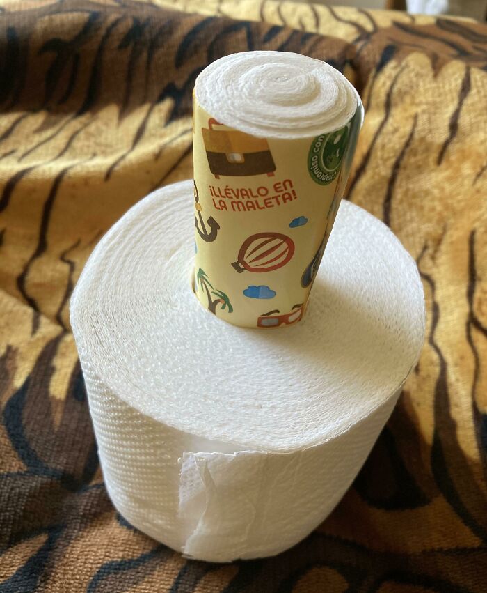 Rollo de papel higiénico con diseño de viaje, un detalle ingenioso para la vida cotidiana en diversos países.