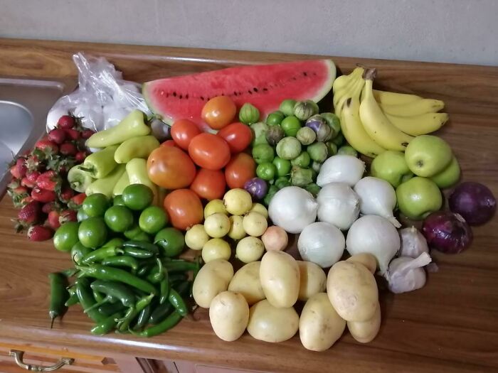 Frutas y verduras en una mesa de cocina, destacando ingredientes cotidianos de diversos países del mundo.