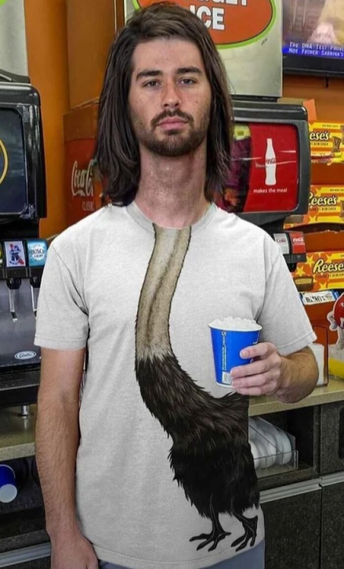 Un hombre con camiseta de cuello de avestruz en una tienda, imagen que podría arruinarte el día.