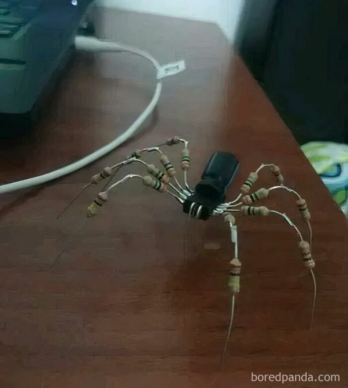 Araña hecha de componentes electrónicos sobre una mesa, un ejemplo de imágenes para arruinarte el día.