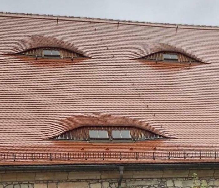 Techo con ventanas que parecen una cara, dando una apariencia inquietante.