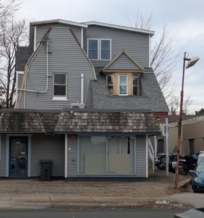 Edificio con arquitectura insólita que muestra el fracaso arquitectónico en un grupo de Facebook.