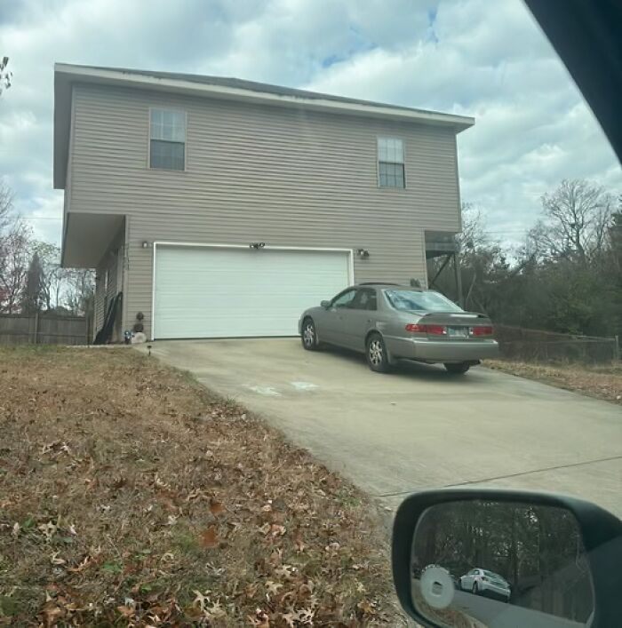 Casa con garaje fuera de nivel, ejemplo de arquitectos fracasados en diseño.