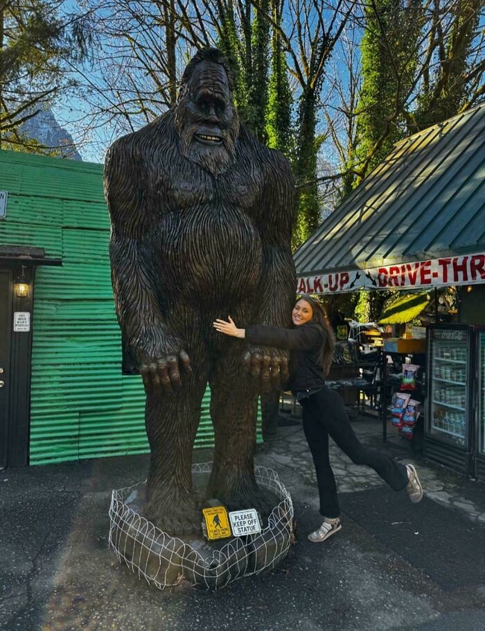 "Mujer abrazando estatua de Bigfoot en un error divertido digno de compartirse en internet."