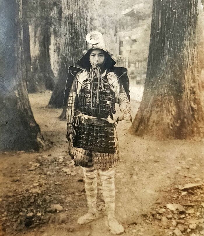 A rare historical photo shows a samurai in traditional armor, illustrating how much the world has changed.