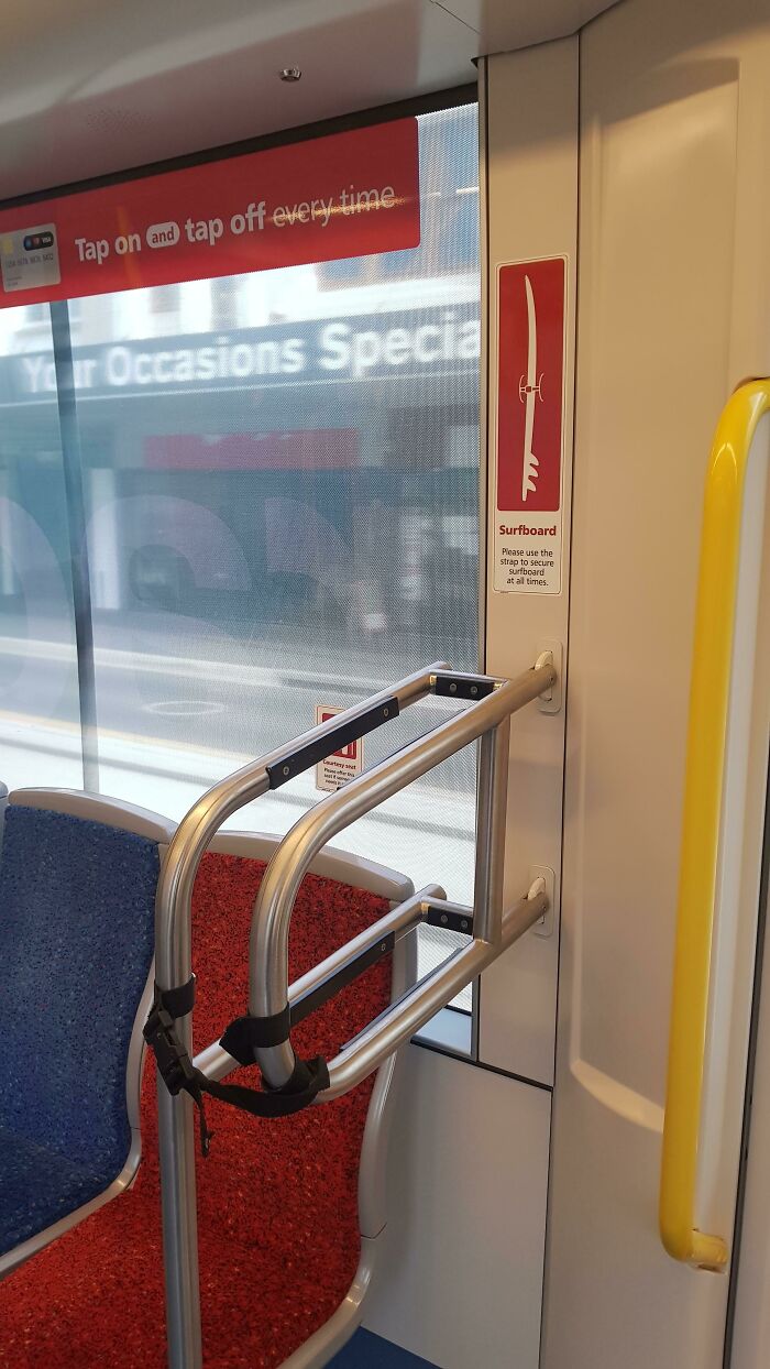 Soporte para tablas de surf en transporte, un detalle ingenioso en la vida cotidiana de algunos países.