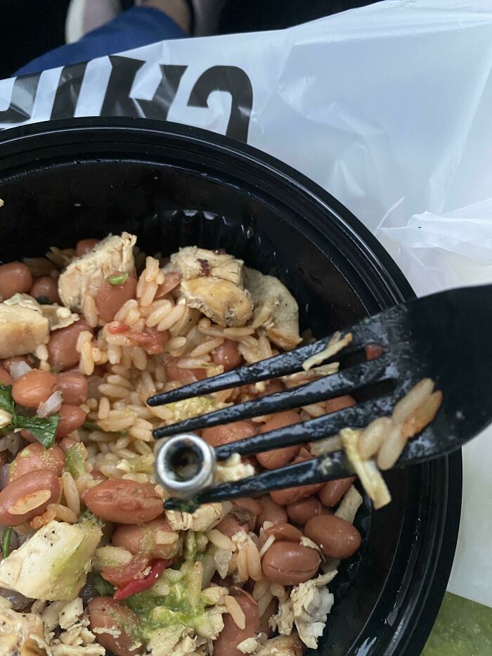 Disgusting surprise found in meal: a small metal part mixed with rice and beans.
