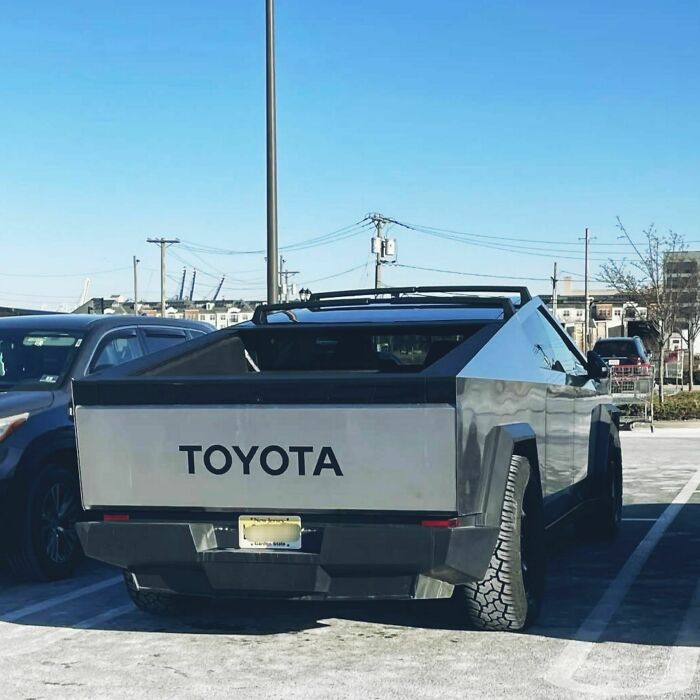Camioneta Cybertruck con logotipo de Toyota en estacionamiento, ejemplo de opiniones y posturas escandalosas.