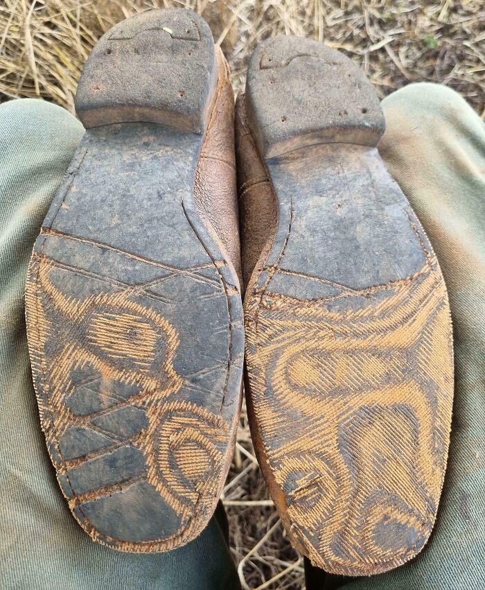 Suelas desgastadas de botas, mostrando el paso del tiempo sobre el calzado.