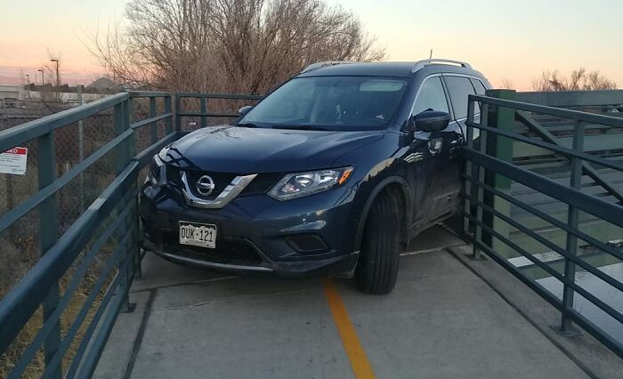 SUV atascado en pasarela peatonal, error curioso compartido en internet.