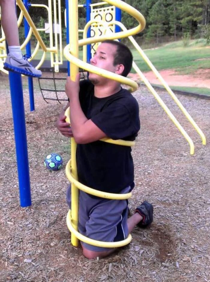 Hombre atrapado en un espiral de juegos infantiles, simbolizando errores compartidos en internet.