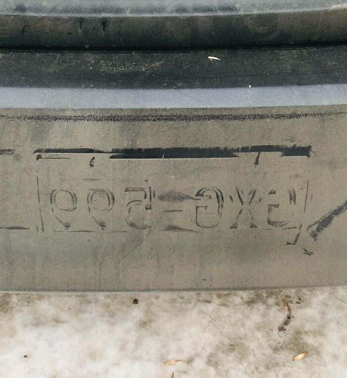 Texto invertido grabado en metal, un ejemplo de errores curiosos compartidos en internet.