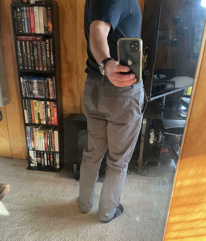 Persona en un espejo mostrando un error accidental de ropa.