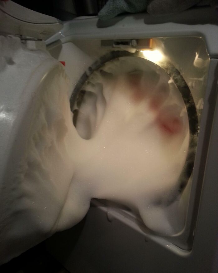 Lavadora desbordada de espuma, error casero digno de compartirse en internet.