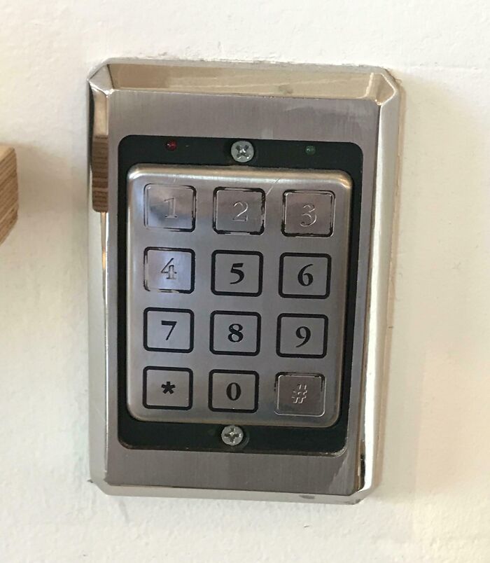 Teclado numérico desgastado por el uso constante, mostrando el paso del tiempo.