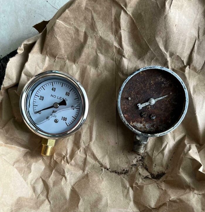 Manómetro nuevo junto a uno oxidado mostrando el desgaste del tiempo sobre los objetos.