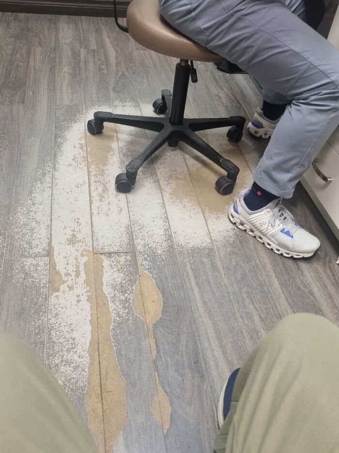 Silla y suelo desgastados por el tiempo en una oficina.