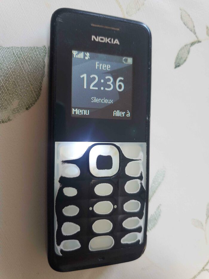 Teléfono Nokia con signos de desgaste en los botones, mostrando el paso del tiempo.
