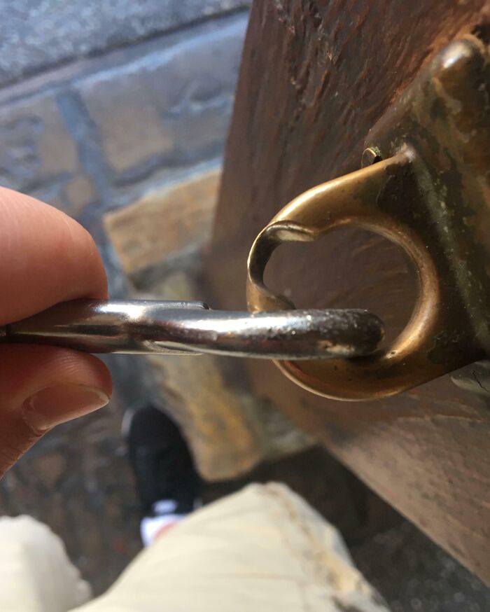 Llave desgastada muestra efecto del tiempo sobre materiales metálicos.