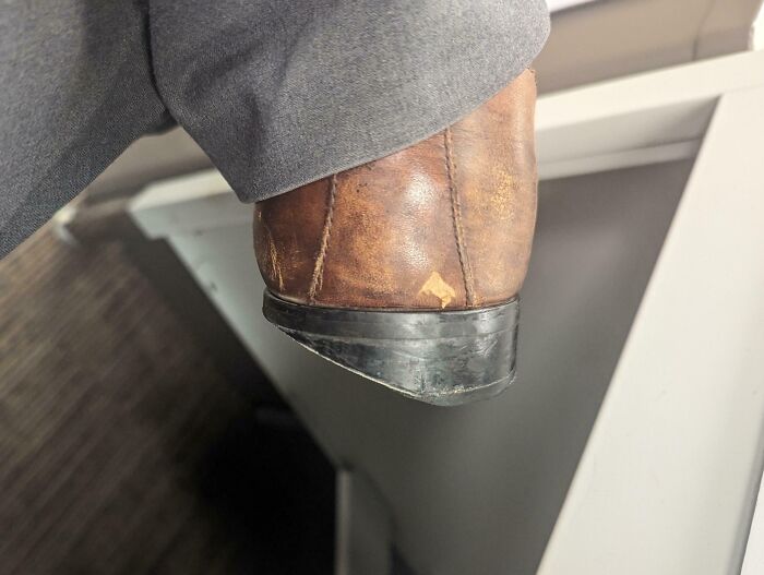 Zapato de cuero desgastado mostrando el efecto del tiempo en los objetos.