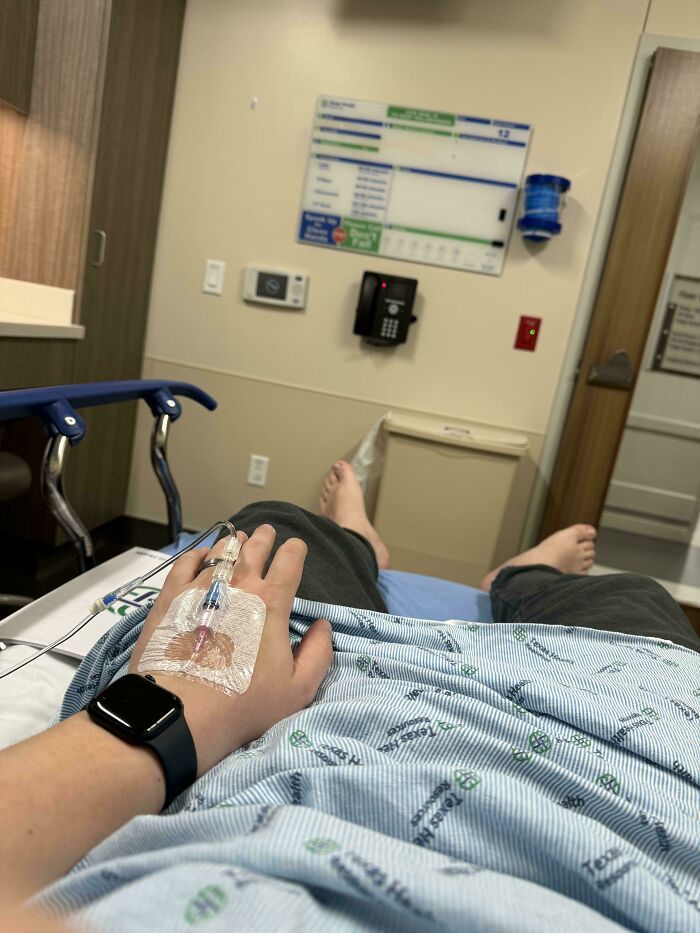 Paciente en hospital con vía intravenosa acostado en camilla, imagen que representa personas con mal día.