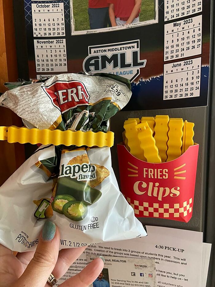 Peleg Design Shop clips on a chip bag with calendar in background, showcasing innovative kitchen accessories.