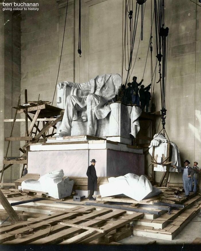 Construction of the Lincoln Memorial, with workers assembling the iconic statue, highlighting historical craftsmanship.