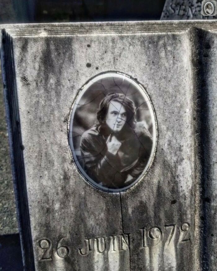 Headstone portrait showing a person making a playful gesture, dated 26 Juin 1972, with visible cracks in the image.