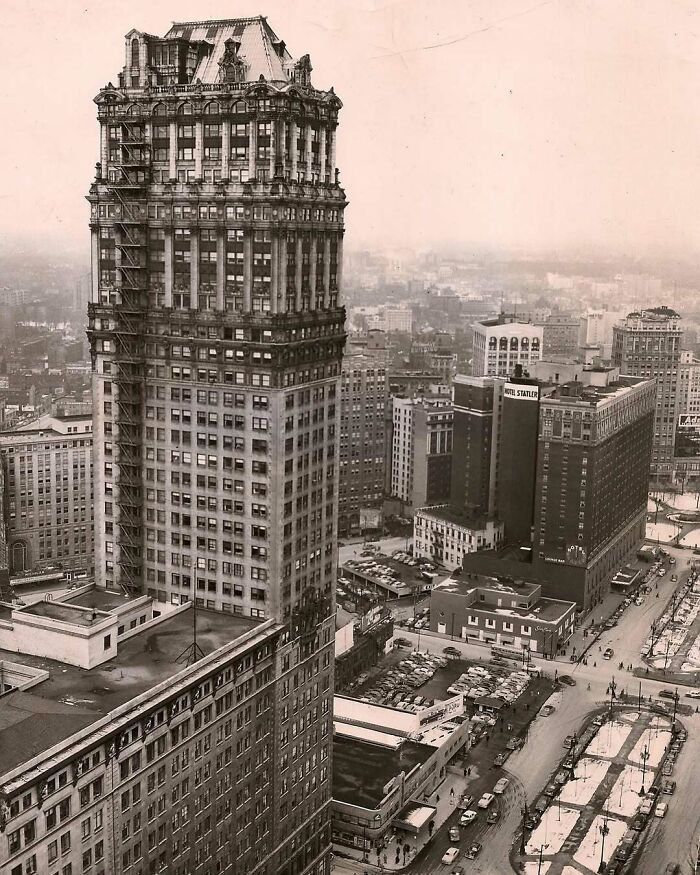 Vintage skyscraper in a bustling cityscape showcasing stunning old American architecture.