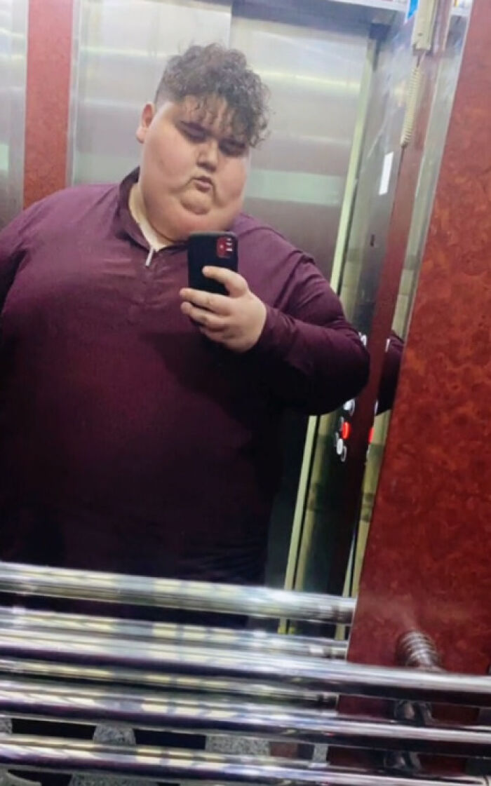 Person taking a selfie in an elevator, related to viral mukbang videos and obesity issues. Person taking a selfie in an elevator, related to viral mukbang videos and obesity issues.