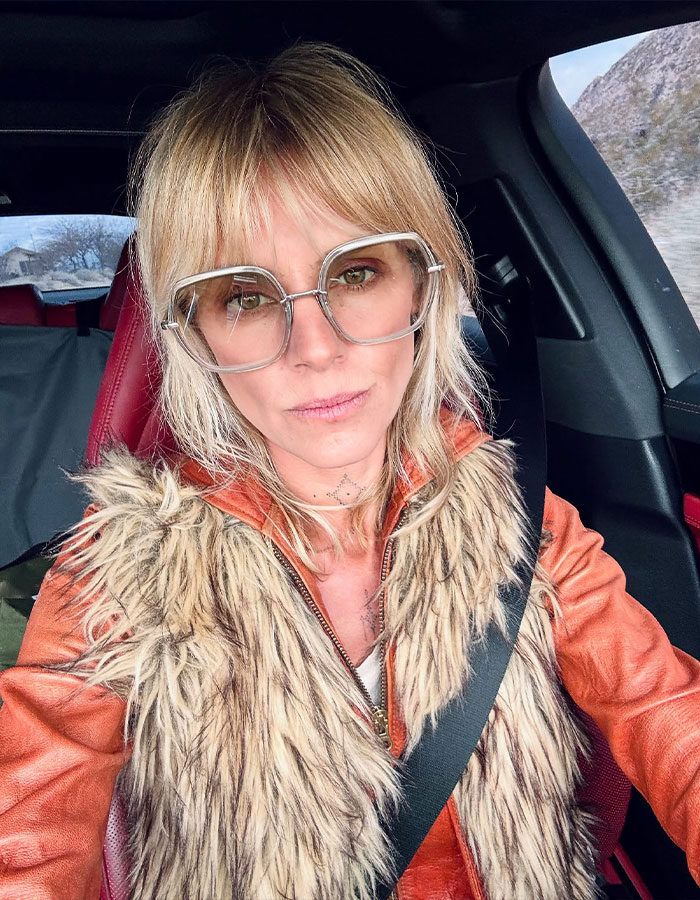 Scrubs star in a fur vest, driving, post-divorce expression, sparking fan concern.