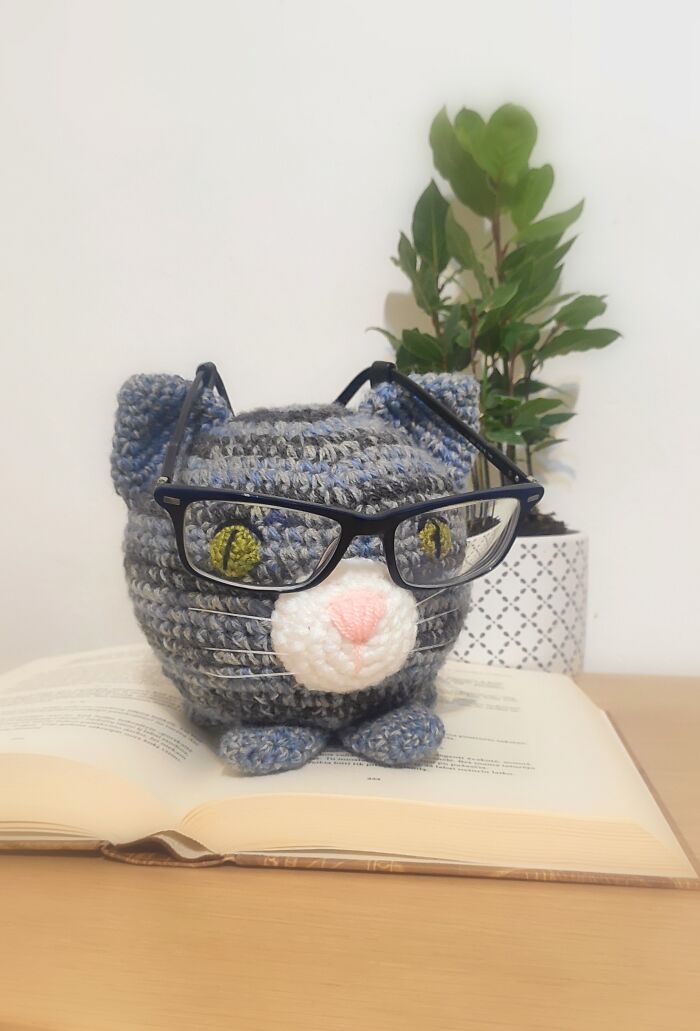 I Crochet Eyeglass Holders For My Friends Who Wear Glasses