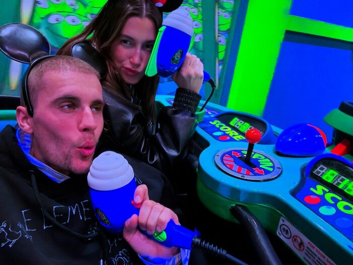 Justin Bieber plays an arcade game, sparking health worries after a cryptic post about "hate.