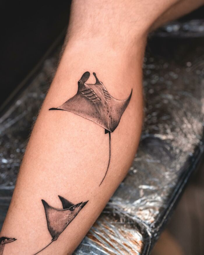 Lifelike tattoo of a manta ray on an arm, crafted by Tatu Panda.