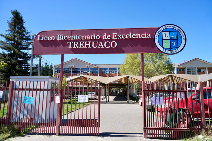 Entrance of Liceo Bicentenario de Excelencia Trehuaco, highlighting school's main gate and sign.