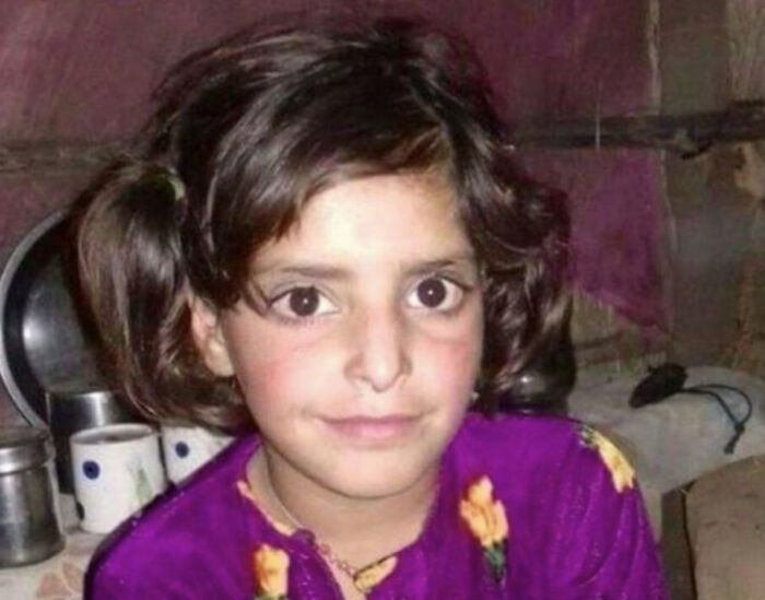 Una niña con vestido púrpura, imagen aparentemente normal con historia inquietante detrás.