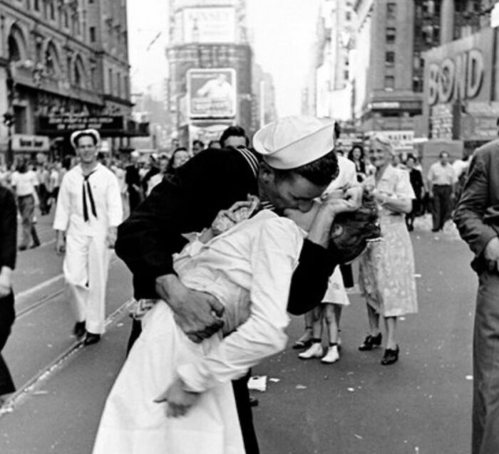 Sailor kisses a nurse in a busy street, iconic photo with a terrifying backstory unknown to many passersby.