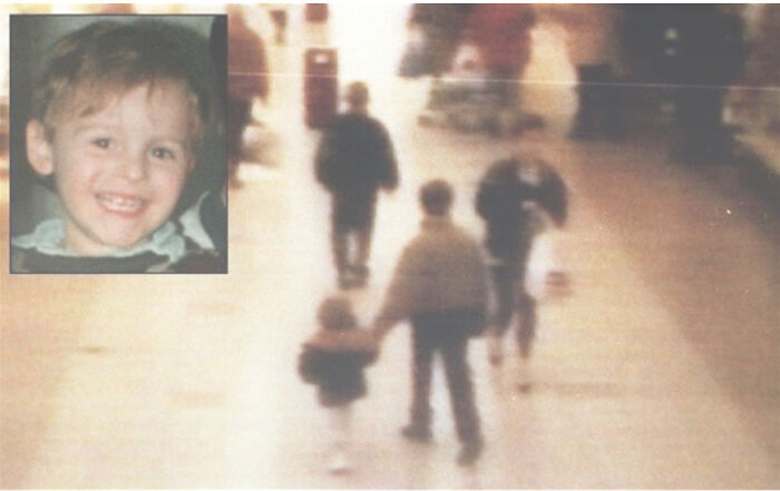 Niño en un centro comercial con adultos, imagen inquietante con historia detrás.