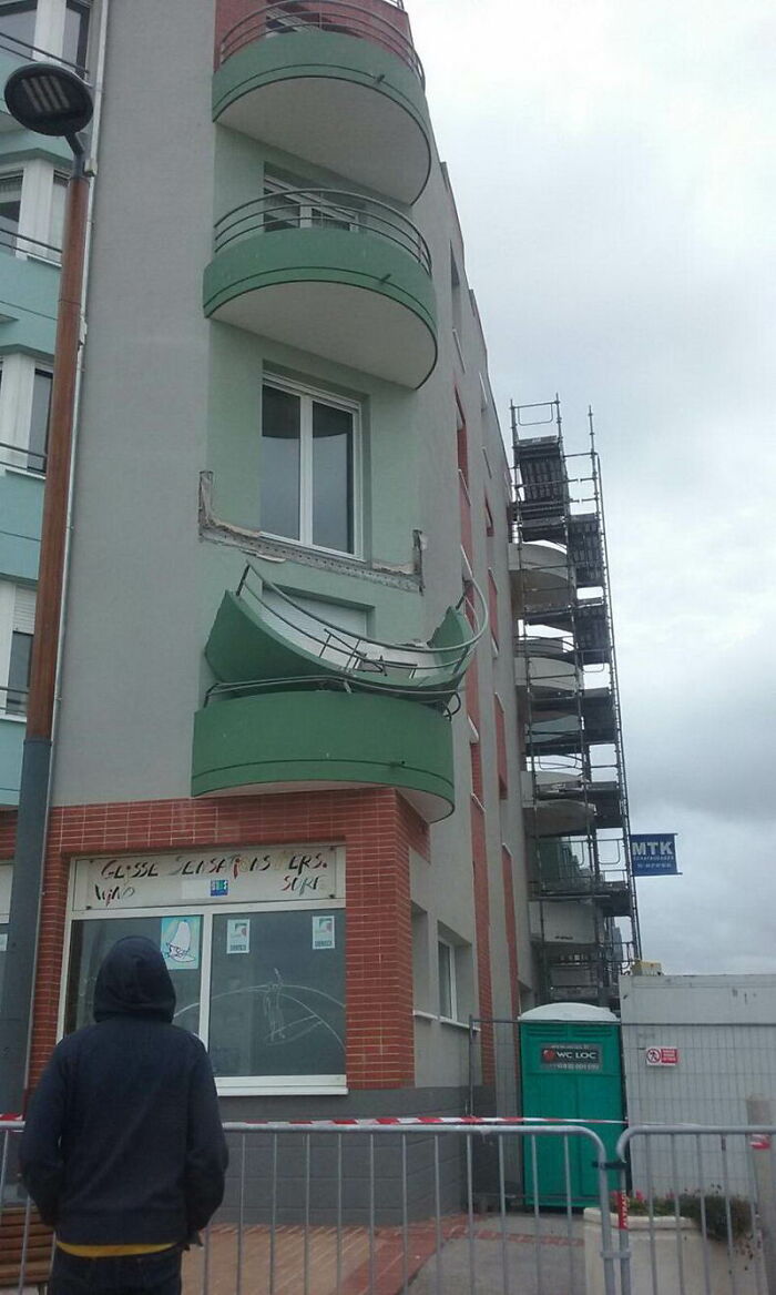 Arquitectura fallida: balcón colapsado en edificio, captado en un grupo de Facebook.