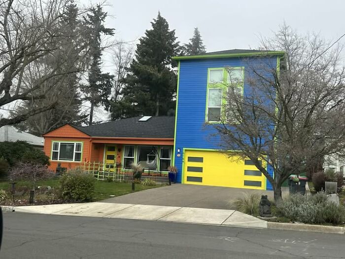 Casa con diseño arquitectónico inusual: colores brillantes y contrastantes, resaltando el fracaso arquitectónico.