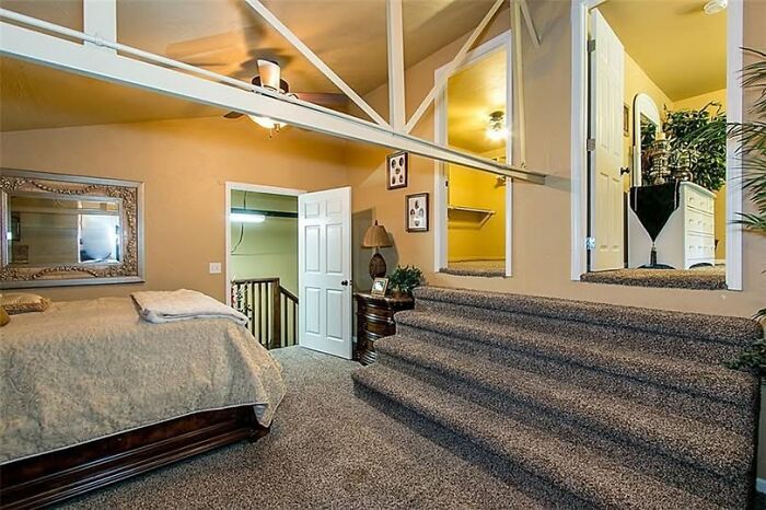 Habitación peculiar con escalones y dos puertas, obra de arquitectos con diseños fracasados.