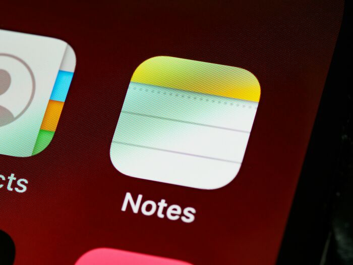 Notes app icon on a smartphone screen, highlighting simple approaches for better organization.