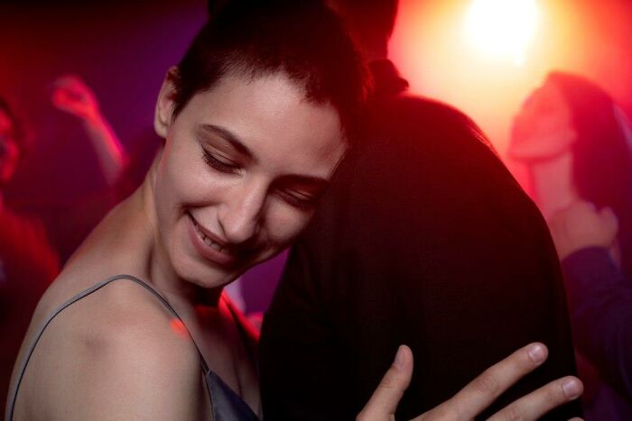 “Cheeks Sore From Laughing”: 30 Green Flags To Look For When Dating