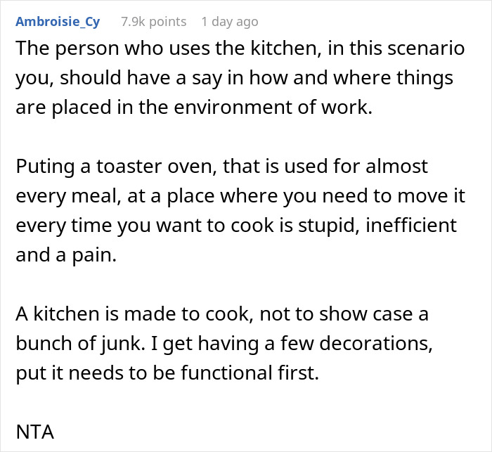 Text arguing that kitchen should be functional for cooking, not just decorated. Text arguing that kitchen should be functional for cooking, not just decorated.