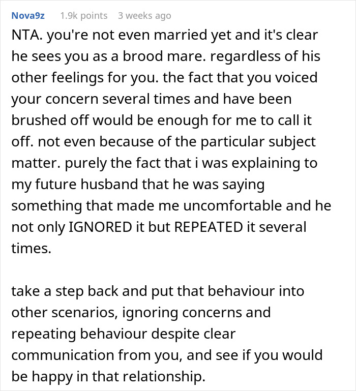 Reddit comment criticizing a fianc&eacute;'s behavior about family and marriage roles.