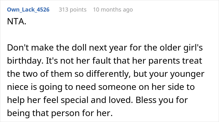 Reddit comment praising an aunt for customizing a doll, addressing unequal treatment between siblings.